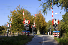 804337 Gezicht op de spoorwegovergang in de Mereveldseweg te Utrecht.